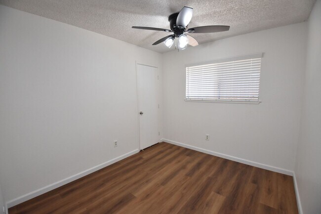 Building Photo - 4003-4003 Westporter Dr