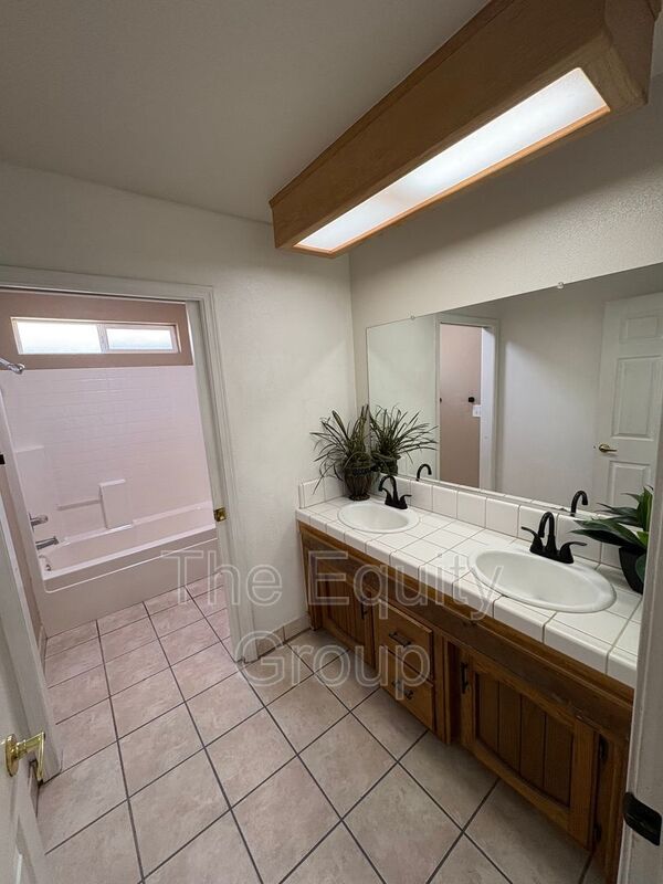 Building Photo - 1040 N Sumter Ct