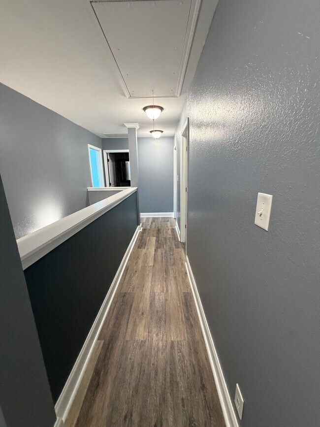 Building Photo - Large 4 Bedroom 2 1/2 Bath Pet Friendly Home For Rent!