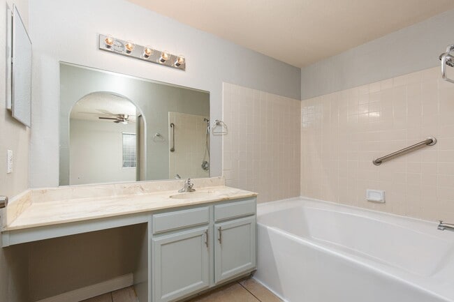 Building Photo - Second story unit overlooking pool in luxury Canyon Gate guard gated community