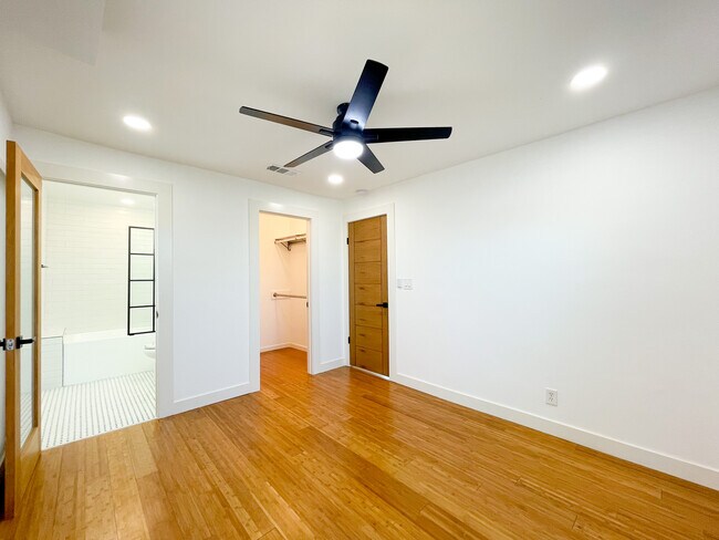 Building Photo - 958 Camulos St