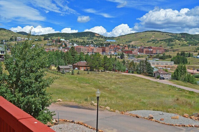 Building Photo - Top Floor Views!