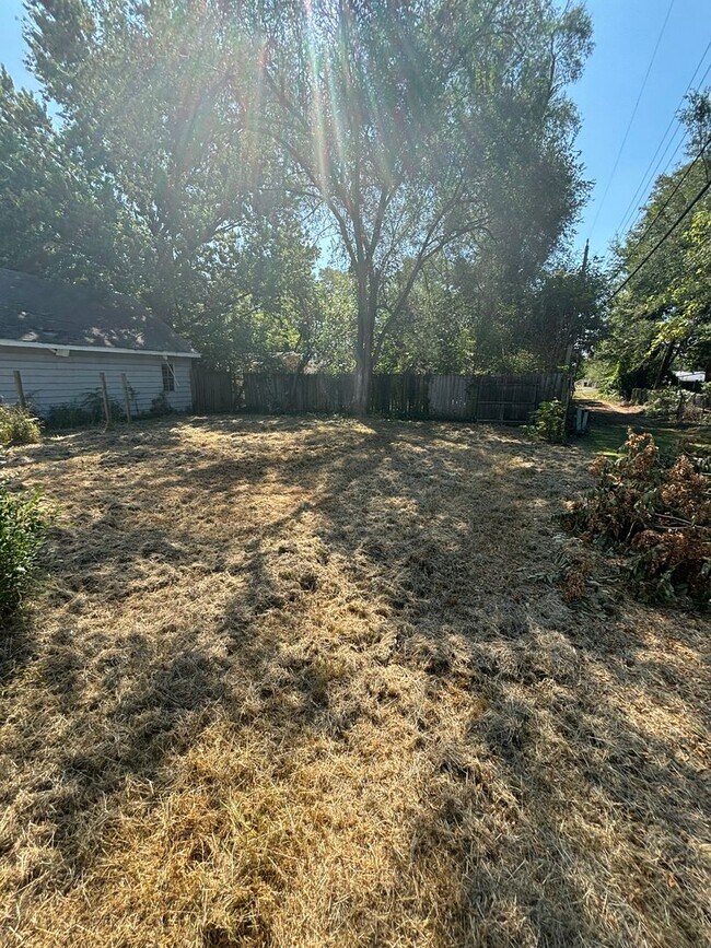 Building Photo - Nice, Clean 2BD/1BA