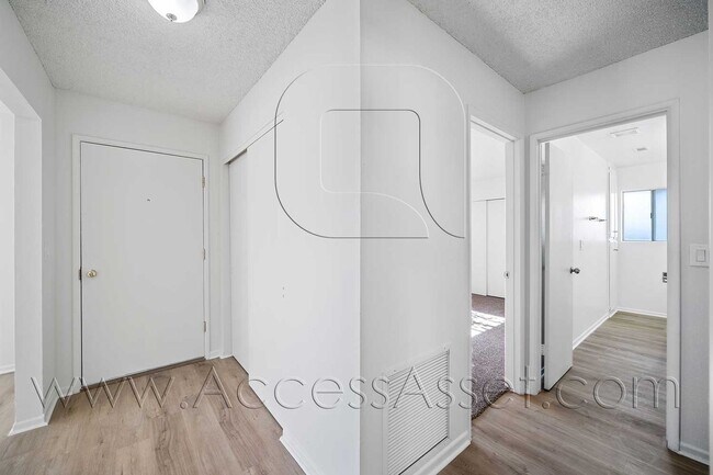 Building Photo - 41012 Beachwood Ave