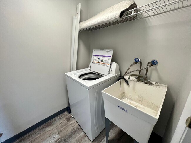 Building Photo - Stunning Condo Unit - 2 Bedroom with Balcony - Hopewell Township