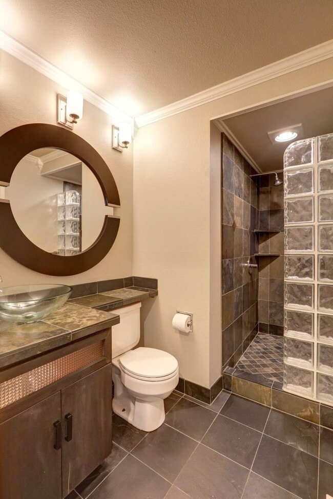 Building Photo - Beautifully Remodeled Home with Gourmet Kitchen & Fenced Yard in Klahanie