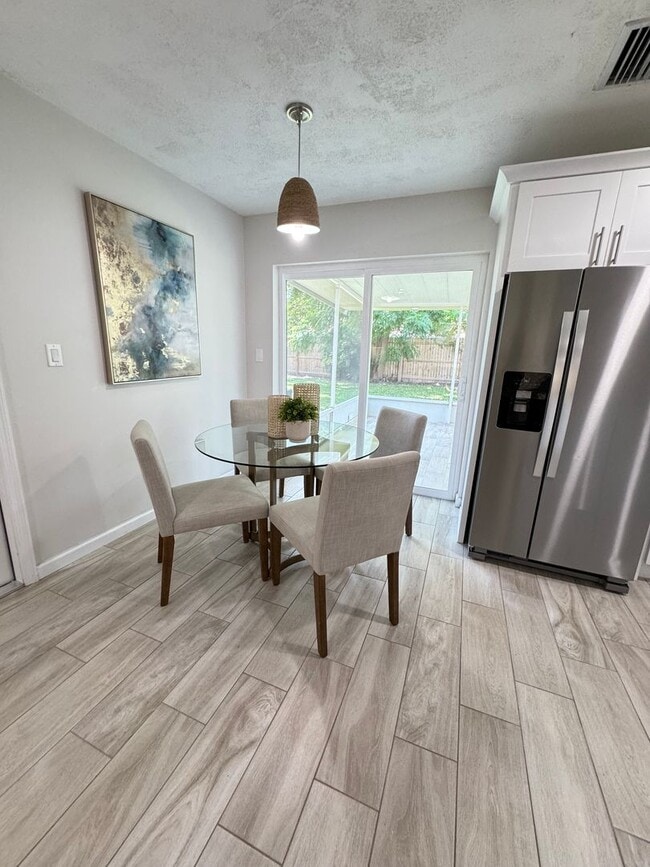 Building Photo - Location Annual Single Fam Rental Pets ok