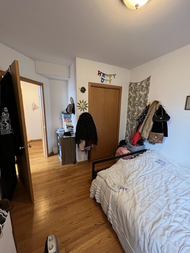 Building Photo - 4101 N Kenmore Ave