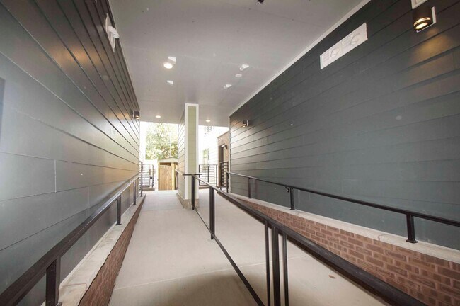 Building Photo - 409 N 41st St