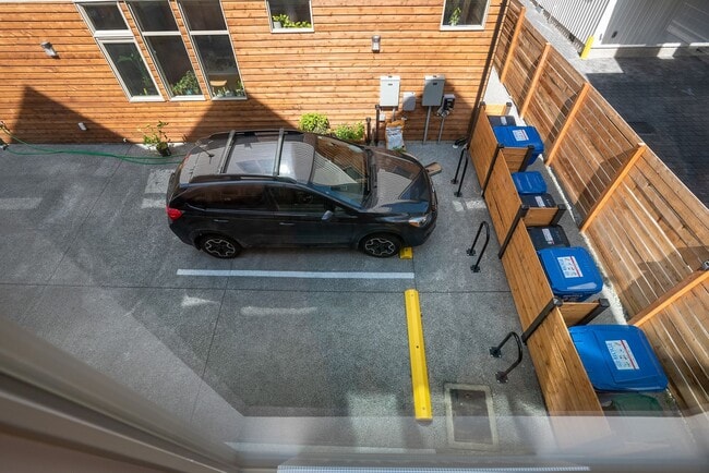 Building Photo - Ballard Townhouse