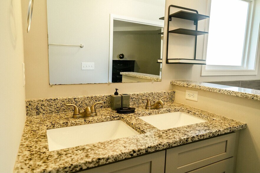 Building Photo - 672 Rose Palm Ln