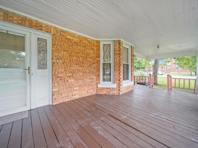 Building Photo - 4 Bedroom/2 Bath Home for Rent