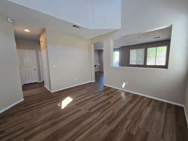 Building Photo - Terrific 3 bed + Loft 2 Car Need Space? Th...