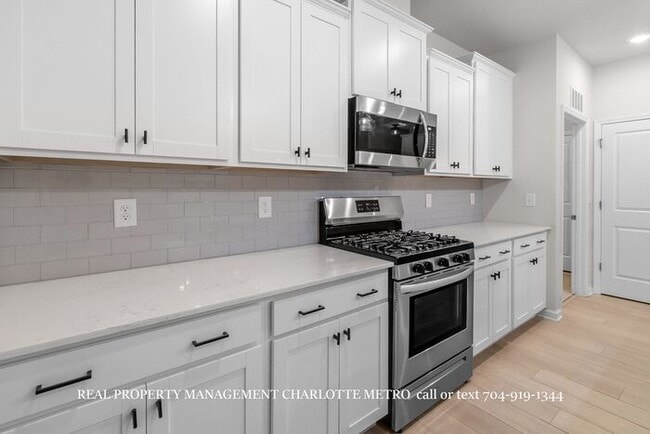 Building Photo - Stunning 4-BR Home on Wooded Cul-De-Sac Lot in Brightwater – Minutes from Rivergate!