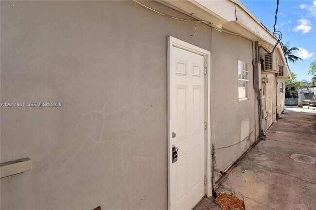 Building Photo - 10710 SW 43rd Ln