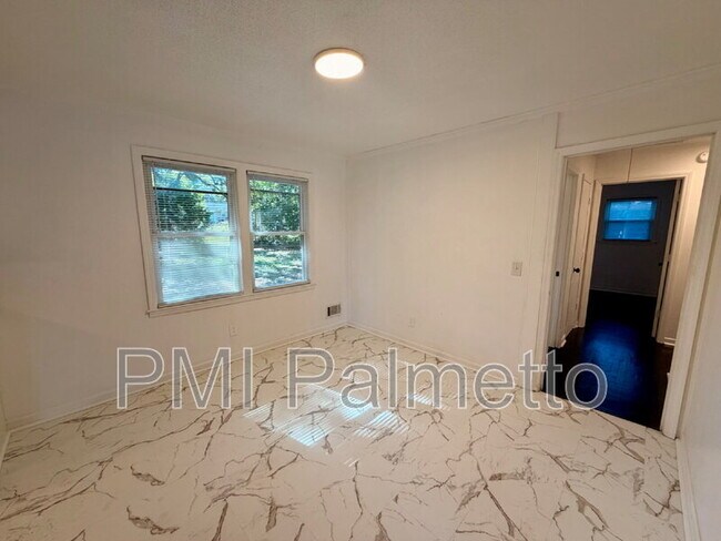 Building Photo - 128 Crestmore Dr