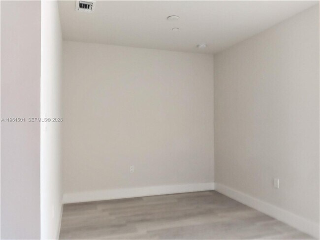 Building Photo - 2555 NE 193rd St