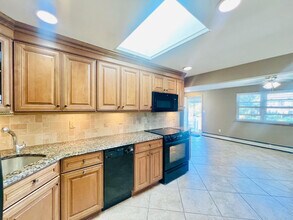 Building Photo - 260 Jamaica Ave