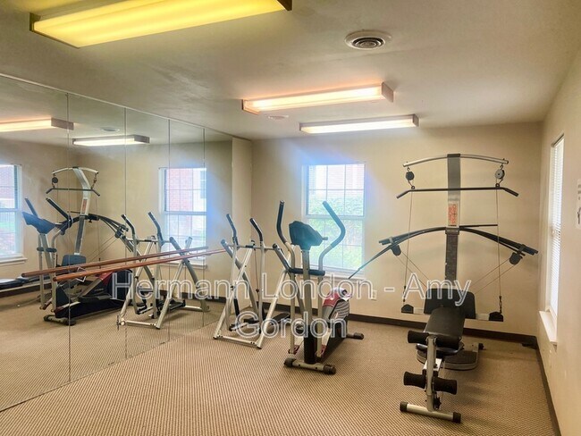 Building Photo - 4225 W Pine Blvd