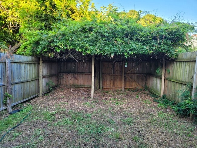 Building Photo - Townhouse in the Heart of Virginia Beach!