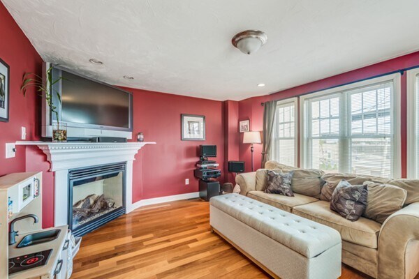 Building Photo - 37 Parker St