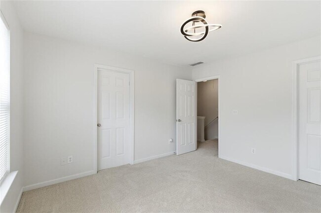 Building Photo - 6710 Stoneleigh Way