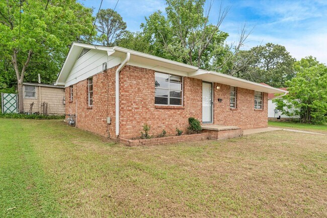 Building Photo - 3 Bedroom Home Across from JHS