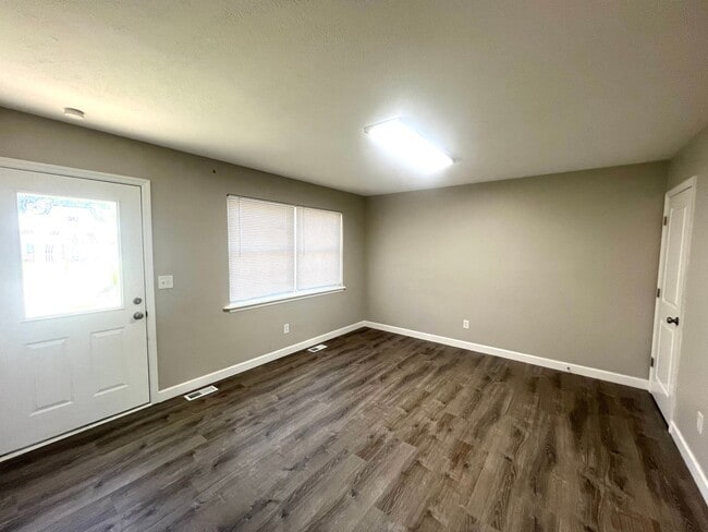 Building Photo - Beautifully updated 3 Bedroom 1 Bath Home ...