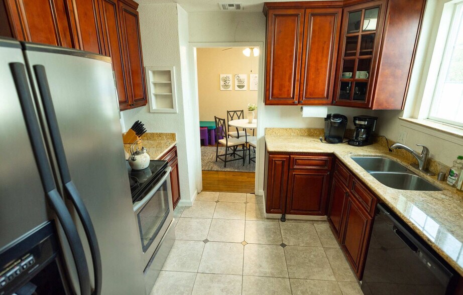 Building Photo - 240 E Hedding St