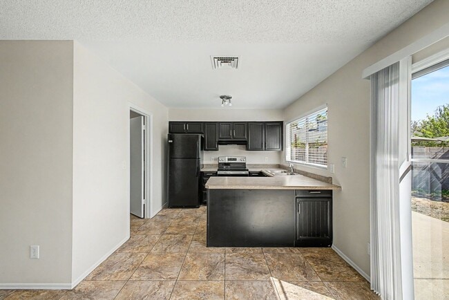 Building Photo - Beautiful 3 Bedroom Home with Large Grass Yard