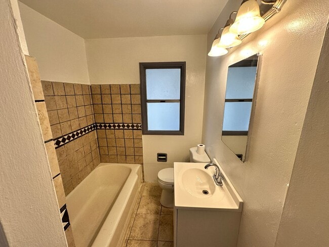 Building Photo - 3 Bedrooms 1  Bathroom  House In a Quiet A...