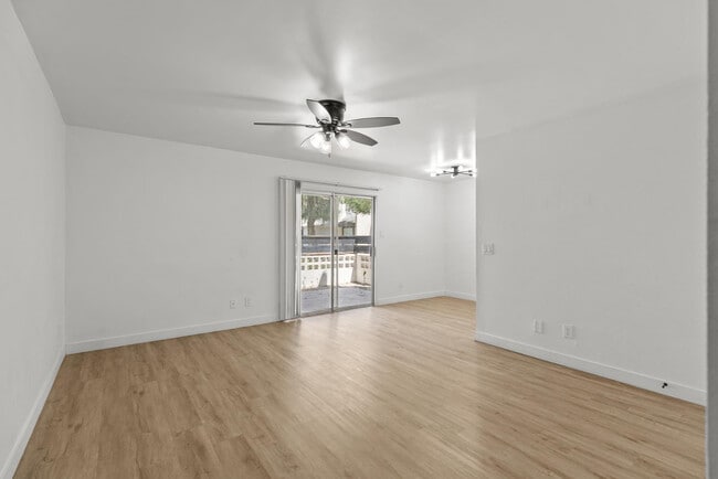 Building Photo - 302 E Monte Vista Rd