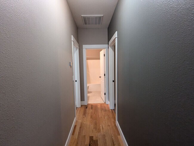 Building Photo - Gorgeous single-level 2x2 with an office\t...