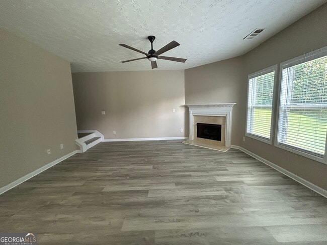 Building Photo - 2405 Village Green Dr