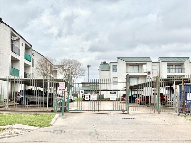 Building Photo - 2816 S Bartell Dr
