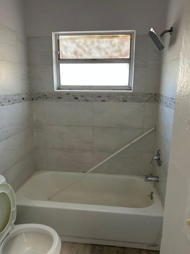 Building Photo - 2/1 updated duplex available now !