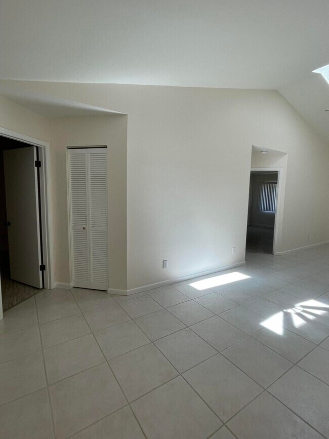 Building Photo - 613 Manatee Dr