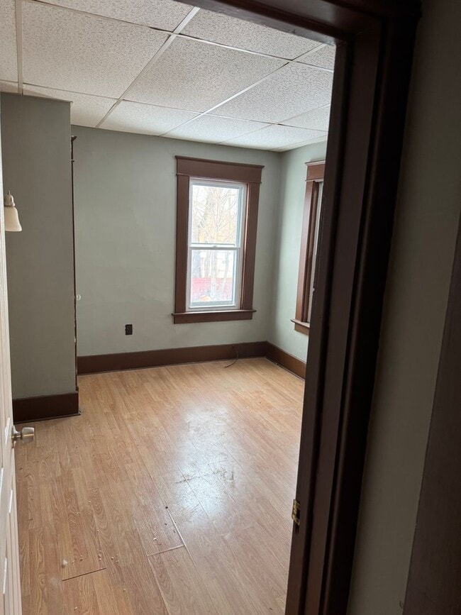 Building Photo - 2 bedroom 1 bath second floor unit