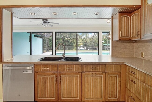 Building Photo - 1232 SW Knollwood Dr