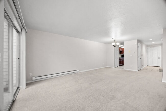 Building Photo - TOWNHOUSE IN KENT! Two story condo/townhouse 2 bedroom 1.5 bathroom TOWNHOUSE in Kent at Colonial...