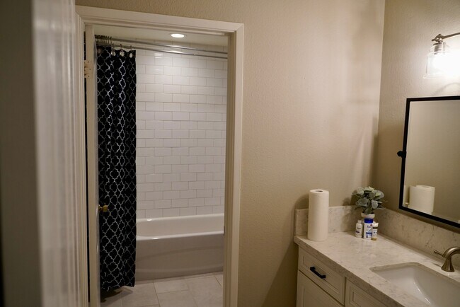 Building Photo - 836 E Serena Ave