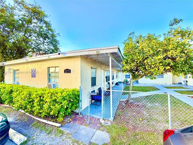 Building Photo - 2571 NW 13th Ct