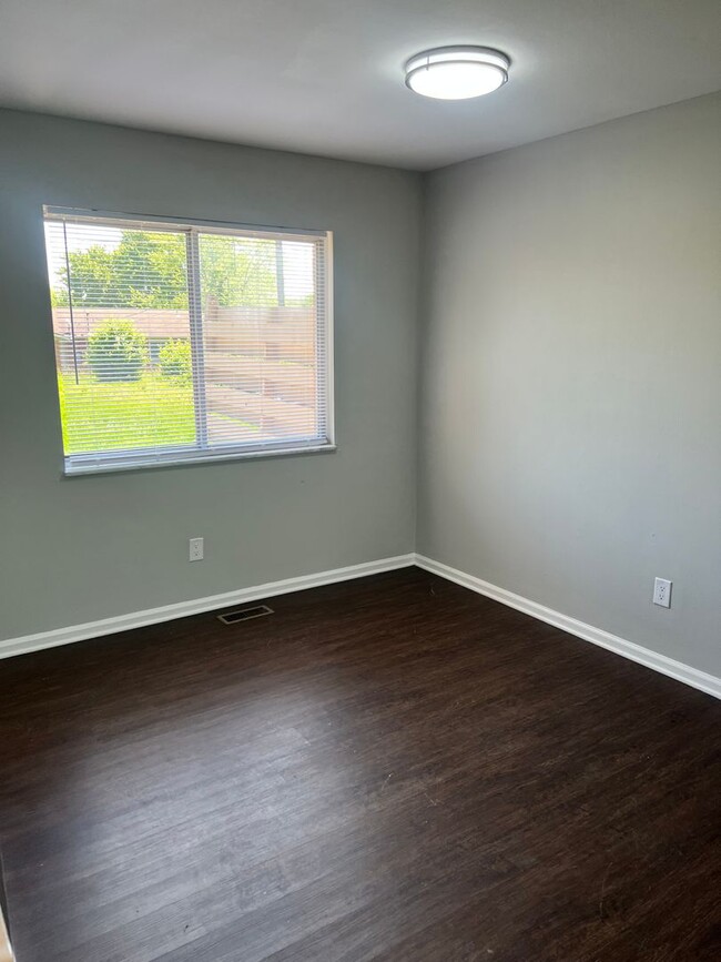 Building Photo - Spacious 2 bedroom/1.5 Bath Townhouse with...