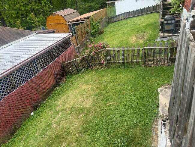 Building Photo - RARE CARSON LANE DUPLEX AVAILABLE