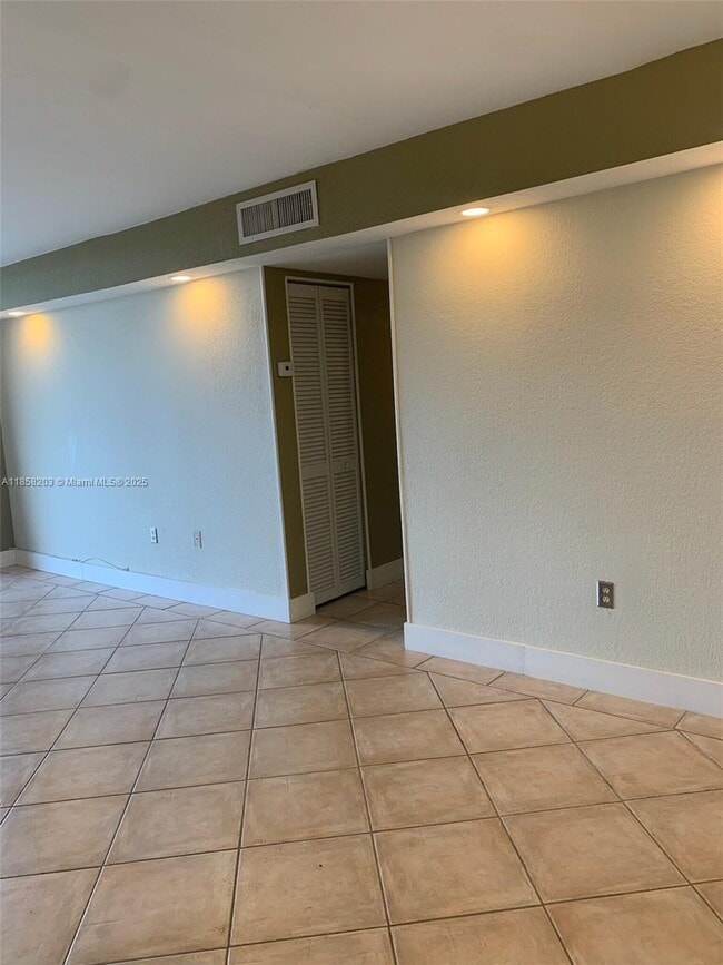 Building Photo - 9310 Fontainebleau Blvd