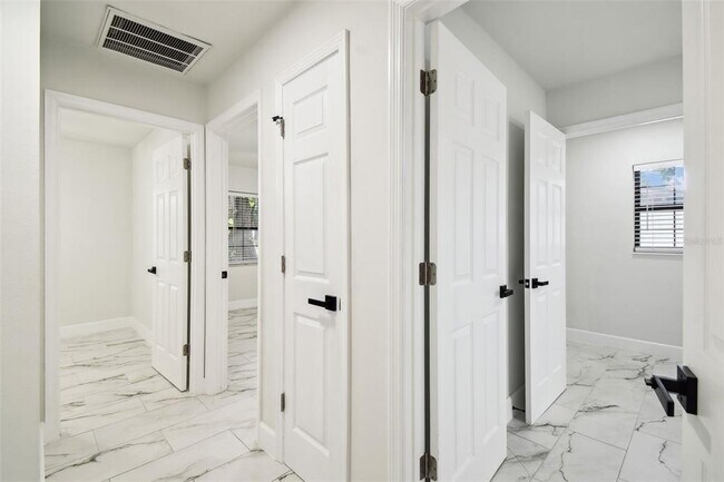 Building Photo - 4910 N Darby Ave