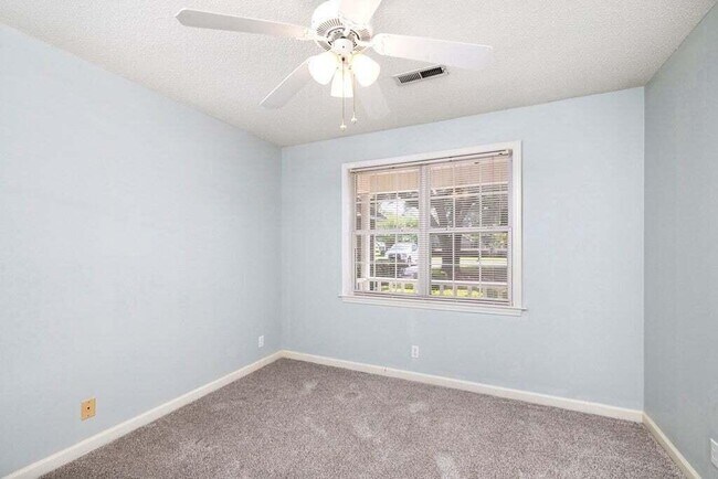 Building Photo - 15 Killarney Ln