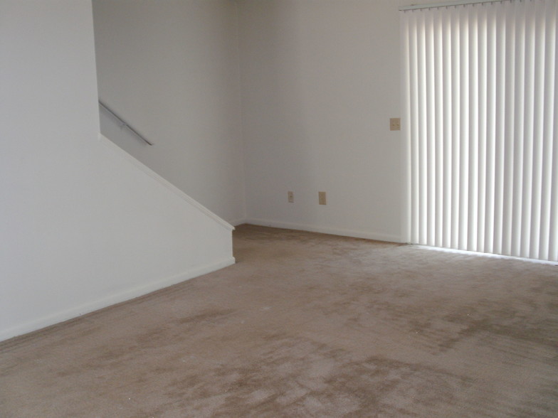 Carpeted Living Room - Issaqueena Village