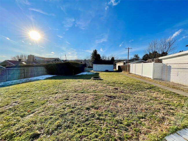 Building Photo - 705 N McKinley Ave