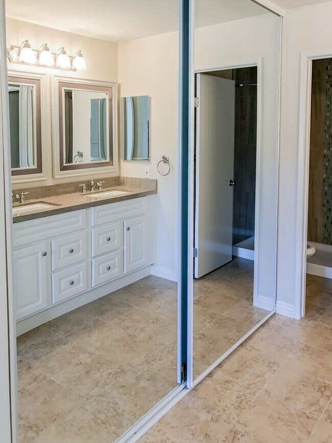 Building Photo - Beautiful Upgraded 2 Bed, 2 Bath with Private Patio!